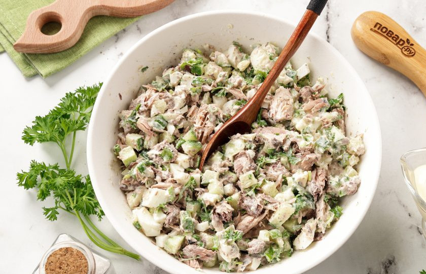 1. Этап. Салат с тунцом, огурцом и майонезом: Хорошо перемешайте. Салат с тунцом, огурцом и майонезом готов. Подавайте сразу к столу.