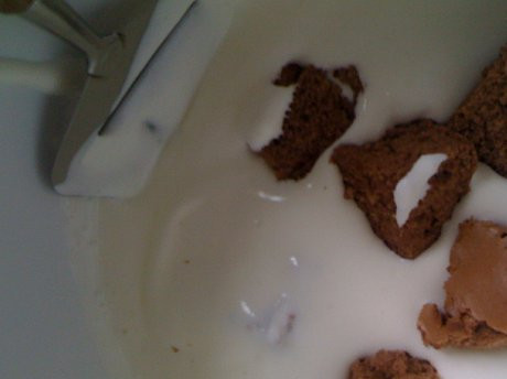 1. Этап. Торт Аида: 2. В тесто перед выпеканием не забудьте положить кусочки ананаса, а пока коржи будут остывать, измельчаем орехи. Собираем торт, промазывая его кремом (включая бока) и посыпая между коржами орехами. Верх следует собирать из кусочков бисквита.