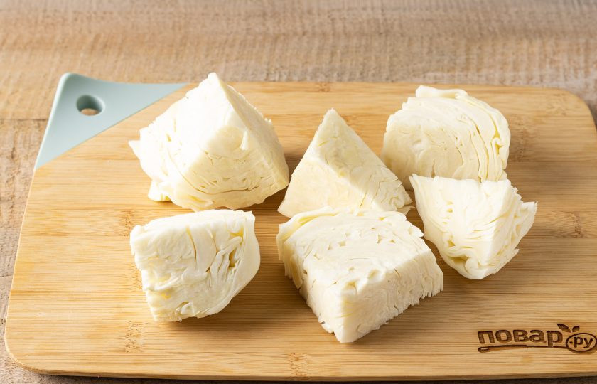 1. Этап. Турша с капустой на зиму: Крупными кусками нарежьте капусту.