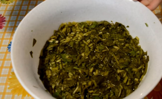 1. Этап. Щавель на зиму в микроволновке: 4. Опять хорошенько перемешиваем щавель и ставим еще на 1-2 минуты. После этого достаем и перемешиваем.