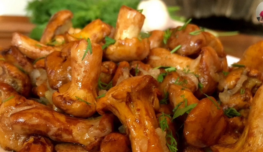 1. Этап. Жареные грибы лисички с чесноком в сливочном масле: 6. Грибочки готовы! Присыпьте их зеленью и наслаждайтесь :)