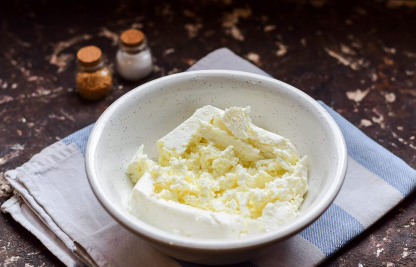 1. Этап. Сырники без муки и яиц: Переложите творог в миску, разомните его немного вилкой.