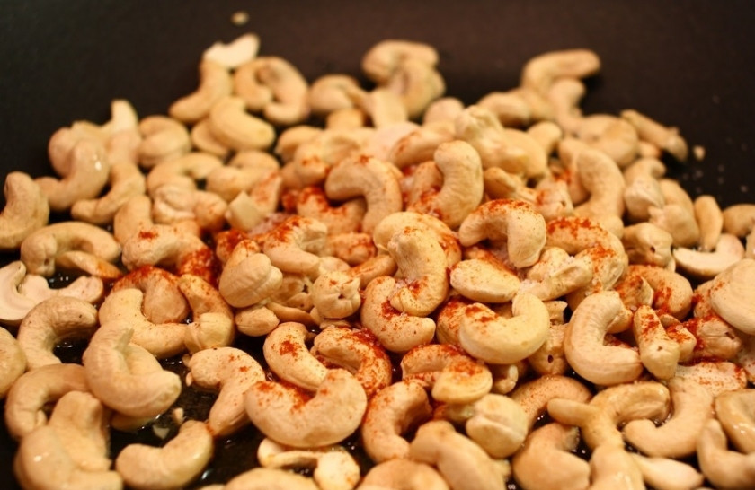 1. Этап. Курица с кешью: Начнем приготовление с того, что разогреем в воке немного масла и обжарим в нем кешью в течение 2-3 минут. Если хотите, добавьте каких-нибудь специй (я добавлял паприку).