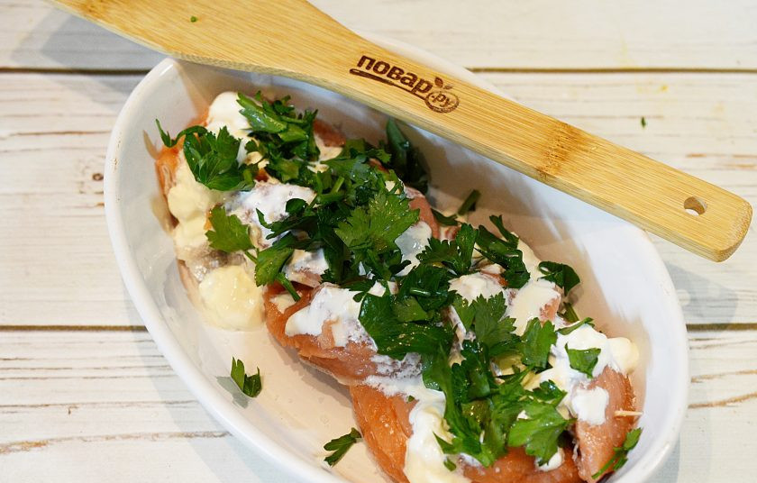 1. Этап. Горбуша в микроволновке: 5. Посыпьте рубленой зеленью.