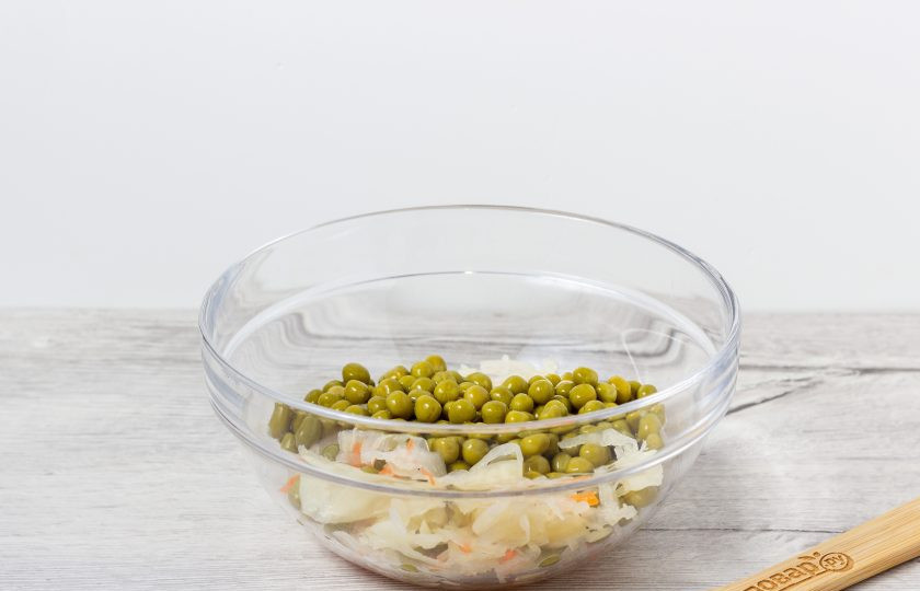 1. Этап. Винегрет без картошки: Квашеную капусту немного порубите, чтобы были не очень крупные куски, выложите в миску и добавьте горошек.