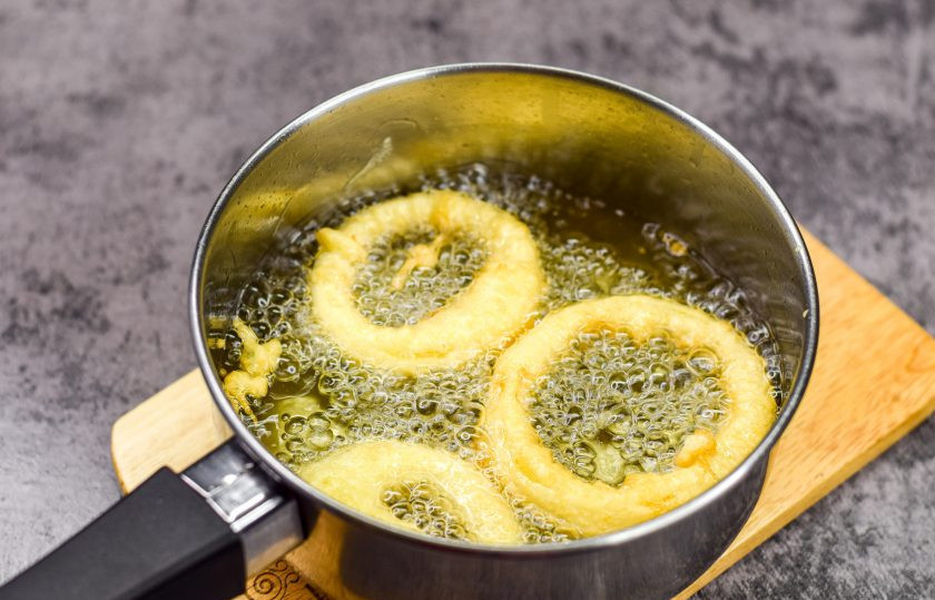 1. Этап. Лук в кляре к пиву: Жарьте луковые кольца в масле по 15-20 секунд с каждой стороны.