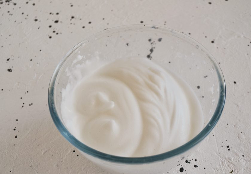 1. Этап. Постный пудинг: Миксером на высокой скорости взбейте аквафабу до мягких пиков. Это займёт примерно 5-10 минут.