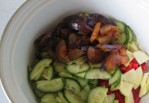 1. Этап. Салат овощной с морской солью: Подготовленные продукты соединить.