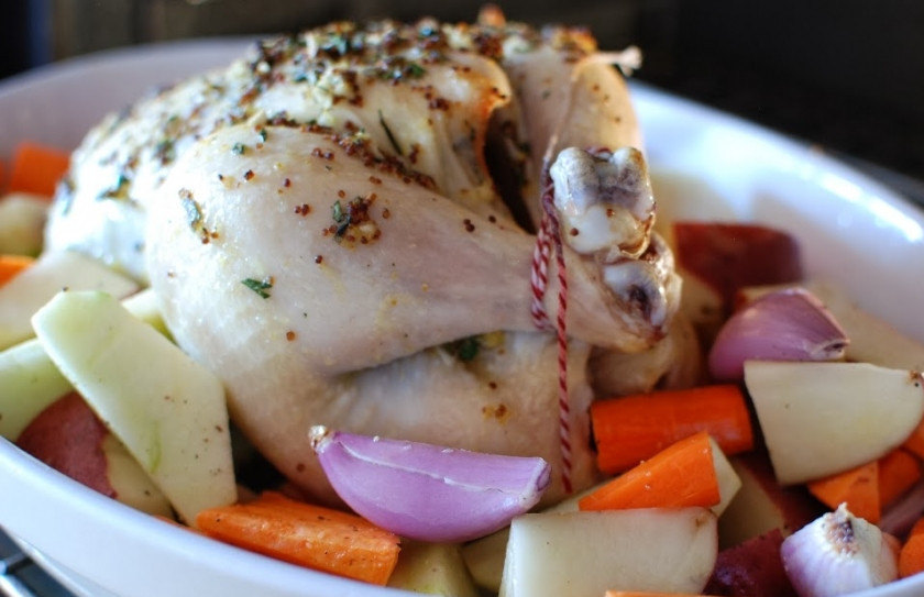 1. Этап. Курица запеченная в лимонном маринаде: Курицу уложите на порезанные крупно овощи и запекайте.