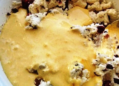 1. Этап. Творожная пасха в духовке: Желтки я отделили от белков и взбил с сахаром с помощью миксера до пышности. Отправляем желтки в творожную массу. Хорошо перемешиваем.