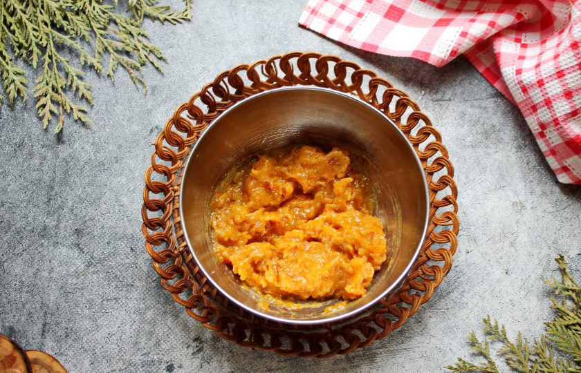 1. Этап. Ботлихский пирог: Пробейте курагу блендером до однородности, соедените с сахаром и перемешайте.