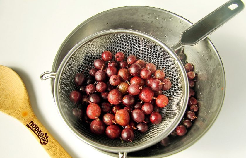 1. Этап. Варенье из крыжовника через мясорубку: Крыжовник переберите, оставив ягоды без видимых повреждений и хорошо промойте.