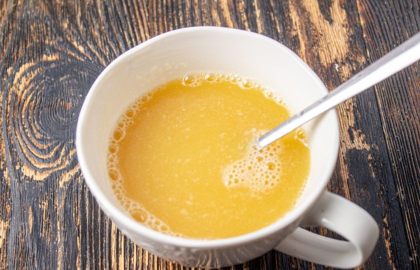 1. Этап. Паштет из куриной печени с апельсиновым желе: Апельсиновый сок смешайте с распущенным желатином и тщательно перемешайте.