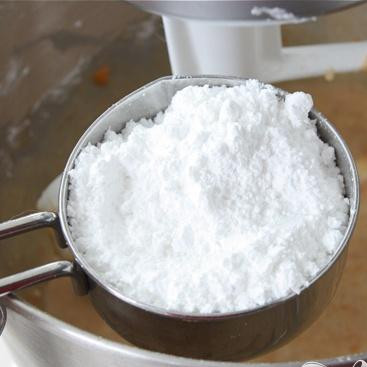 1. Этап. Помадка из сладкого картофеля: 4. Пока комбайн работает, добавить оставшуюся сахарную пудру и перемешать. Помадка должна выглядеть очень густой и липкой.