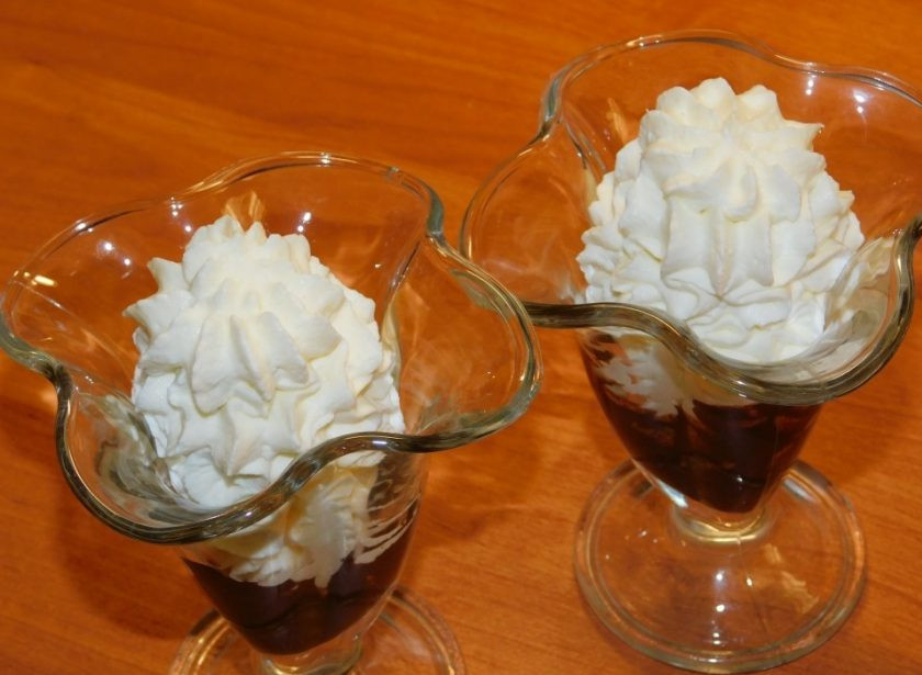 1. Этап. Творожный десерт с шоколадом: С помощью кондитерского мешка наполните креманки творожной массой. Дайте десерту часик времени, чтобы он немного охладился. Украсьте по вкусу.