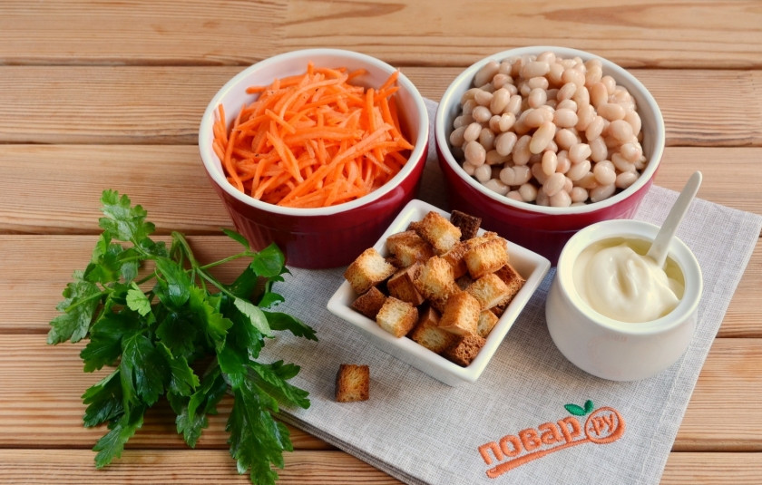 1. Этап. Салат с кириешками и фасолью: 1. Сначала подготовьте все необходимые продукты. Откройте баночку фасоли, откиньте её на сито, пусть стечет жидкость.