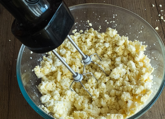 1. Этап. Сырники из адыгейского сыра: 4. И добавьте к муке. Продолжайте перемешивать, по необходимости добавляя воду.