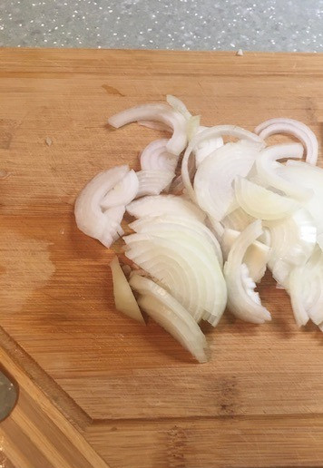 1. Этап. Мешочки из свинины с начинкой: Лук и грибы почистить, нарезать.