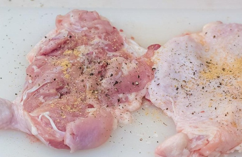 1. Этап. Фаршированные куриные окорочка в духовке: 2. Солью и специями натираем полученные кусочки.