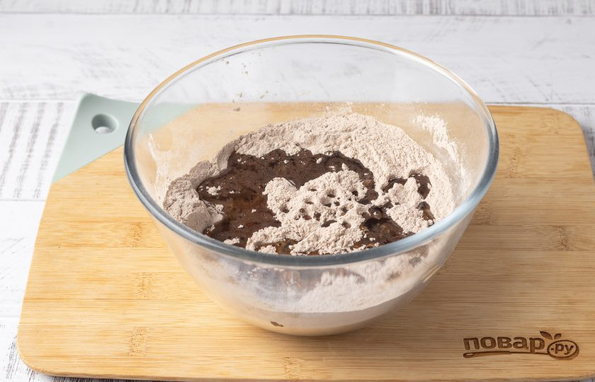 1. Этап. Печенье с кэробом: Влейте холодный кофе и растительное масло.