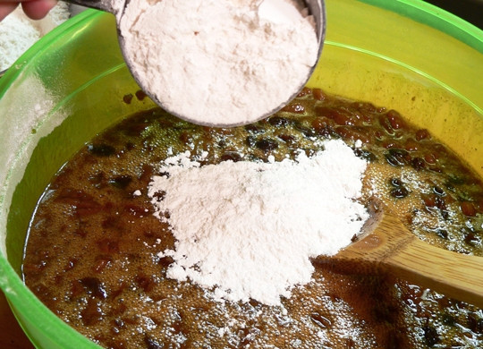 1. Этап. Канадский ореховый торт: Добавьте полстакана холодной воды и соду. Введите муку небольшими порциями.