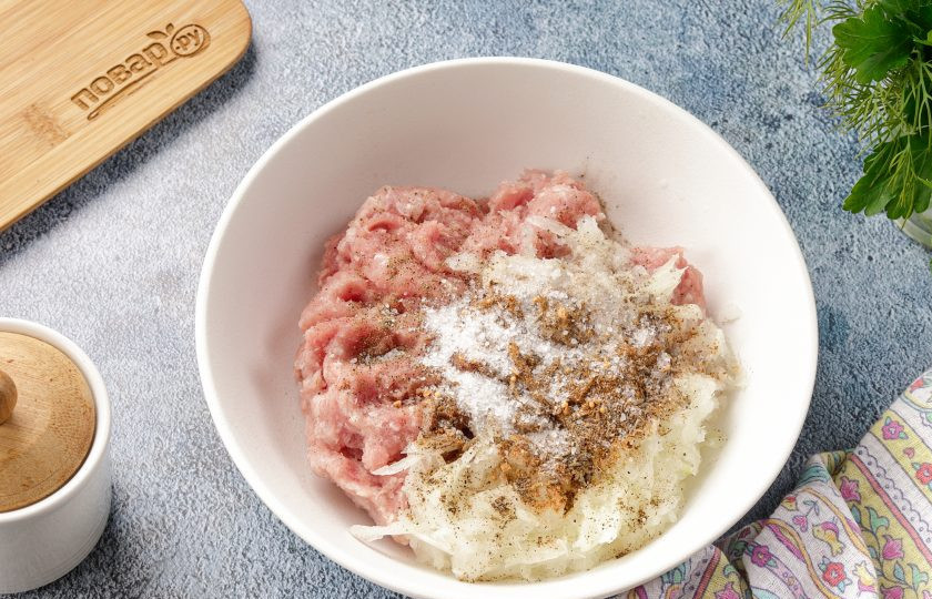 1. Этап. Дрожжевые беляши на воде: Тем временем приготовьте начинку. Соедините фарш, нарезанный мелкими кубиками лук, соль и специи по вкусу.