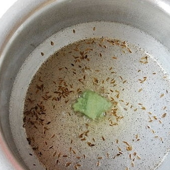 1. Этап. Самса: 2. Когда кумин в масле начнет стрелять, добавьте пасту из зеленого чили и имбиря. Ее вы можете купить или приготовить дома, взбив чили с имбирем.