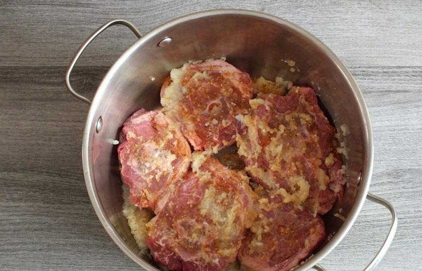 1. Этап. Шашлык из баранины с луком: Выложите на мясо половину измельченного лука.