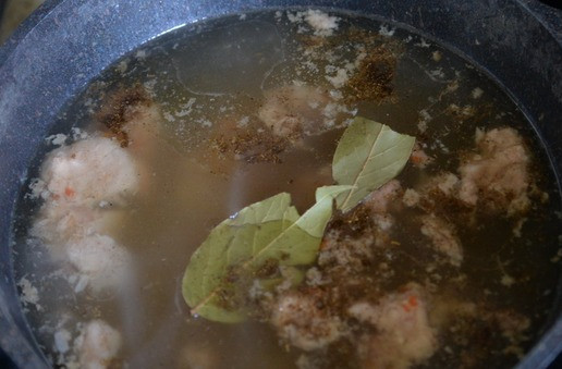 1. Этап. Зелёный борщ Походный: Добавляем соль, перец, лавровый лист.