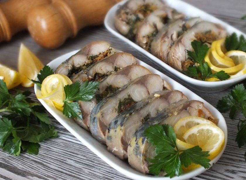 1. Этап. Скумбрия фаршированная с желатином и яйцом: Приятного аппетита!