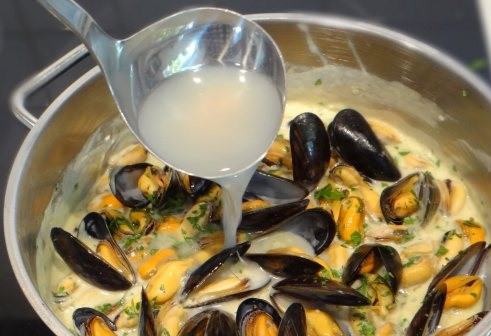 1. Этап. Cоус для мидий в створках: 10. Добавьте немного жидкости в соус, аккуратно все перемешайте — и все, блюдо готово к подаче. Вот такой несложный вариант, как сделать соус для мидий в створках.