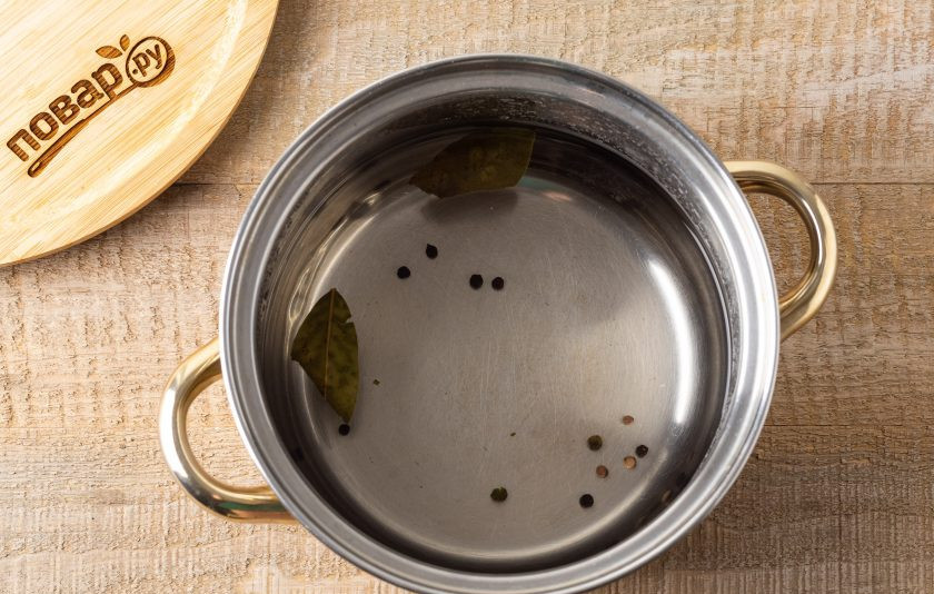 1. Этап. Турша с капустой на зиму: Для маринада вскипятите воду, добавьте соль, лавровый лист и перец горошком. Проварите 4-5 минут. Снимите с плиты и полностью остудите маринад.