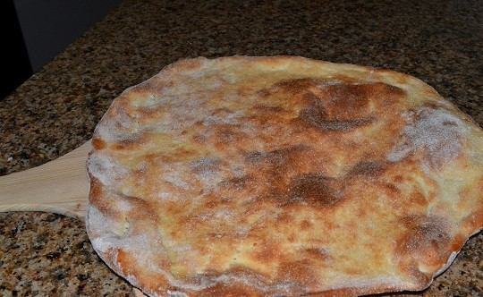 1. Этап. Пицца с сыром и ветчиной: 1. Тесто раскатайте и отправьте в разогретую до 200 градусов духовку минут на 10.