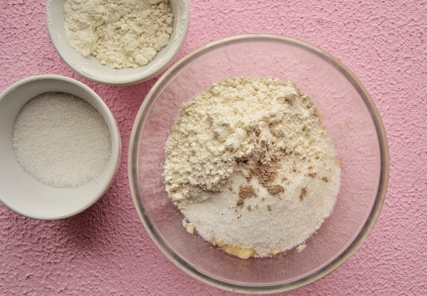 1. Этап. Индийский десерт: Добавьте муку, кардамон и сахар.