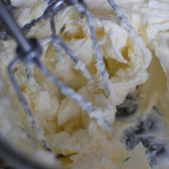 1. Этап. Медовое масло: При помощи ручного миксера слегка взбиваем сливочное масло комнатной температуры до образования гладкой массы.