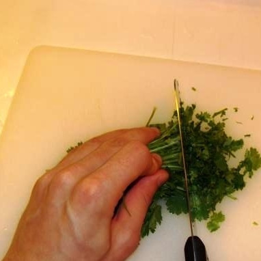 1. Этап. Курица в кинзе: Мелко рубим кинзу.