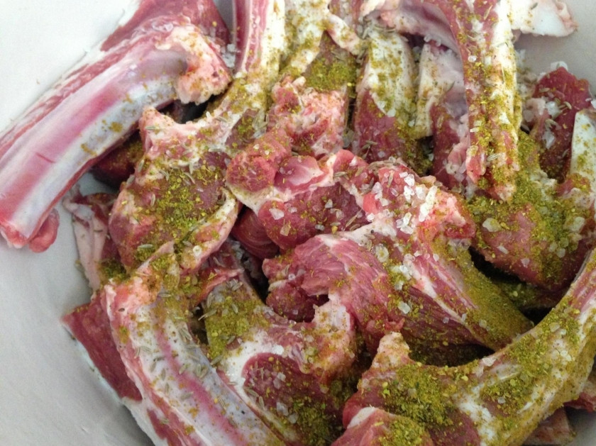 1. Этап. Корейка из баранины: 2. В казанок вливаю столовую ложку подсолнечного масла, затем перекладываю корейку в казан, солю, всыпаю хмели-сунели и тщательно перемешиваю мясо, чтобы приправа попала на все кусочки. Отправляю казан в разогретый до 200 градусов духовой шкаф на 25-30 минут.