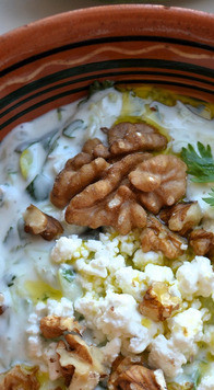 1. Этап. Густой суп Таратор на йогурте: Выложить суп в тарелку. Сверху выложить творог, кусочки орехов, заправить льняным маслом.