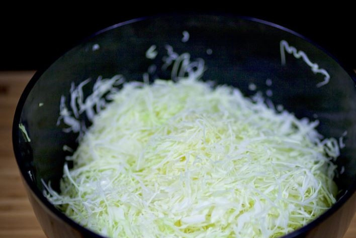 1. Этап. Салат из свеклы и капусты: 1. Капусту нашинкуйте соломкой, посолите, сложите в миску и слегка помните ее рукой.