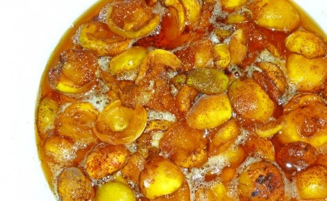 1. Этап. Варенье в хлебопечке: 1. Первым делом мою абрикосы и отбираю цельные, непорченные плоды. Каждый разделяю на 2 части, удаляю косточку. Перекладываю подготовленные абрикосы в емкость и засыпаю их сахаром, абрикосы сразу дают сок, а сахар растворяется.