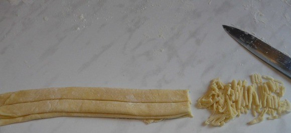 1. Этап. Чак-чак с медом: Лист теста сложите пополам три-четыре раза. Очень мелко нарезаем.