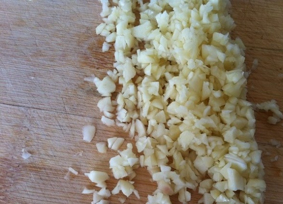 1. Этап. Острые спагетти: 2. В это же время мелко нашинкуйте очищенный чеснок.