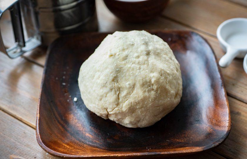 1. Этап. Шаники: Замесите мягкое тесто, не прилипающее к рукам. Оберните его в пищевую пленку и отправьте на полку холодильника на час.