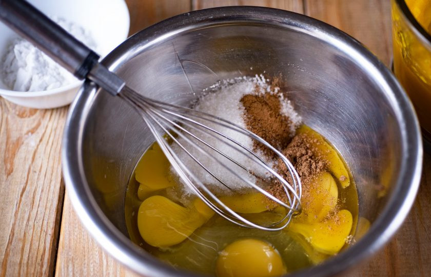 1. Этап. Тыквенный пирог классический: В отдельную миску вбейте яйца, добавьте сахар, мускатный орех, корицу, имбирь. Венчиком активно все перемешайте.