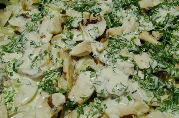 1. Этап. Отбивная с грибами и сыром: 7. В рецепт приготовления отбивных с грибами и сыром можно использовать как свежие, так и предварительно обжаренные грибочки. Их нужно выложить сверху и слегка приправить специями. Залить все нежирной сметаной или майонезом. При желании можно присыпать также свежей зеленью.