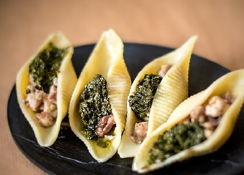 1. Этап. Фаршированные конкильони с курицей: Накрываем форму фольгой и отправляем в разогретую до 180-200 градусов духовку минут на 15. Можно посыпать натертым сыром. Вот и все!