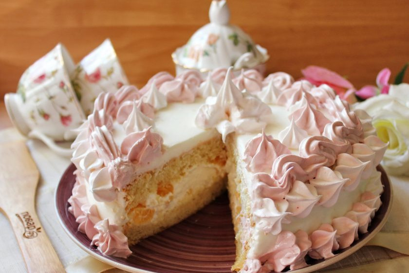 1. Этап. Торт со сливками и ананасами: Дайте торту 2-3 часа пропитаться и подавайте к столу.