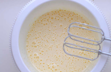 1. Этап. Торт чернично-муссовый: Желтки взбиваем с 4 ст.л. сахара, добавляем воду и продолжаем взбивать.