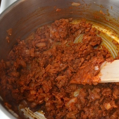 1. Этап. Запеченные спагетти с сосисками: Как только сосиски будут готовы, добавляем томатную пасту. Перемешиваем и готовим 2-3 минуты, пока паста не загустеет.