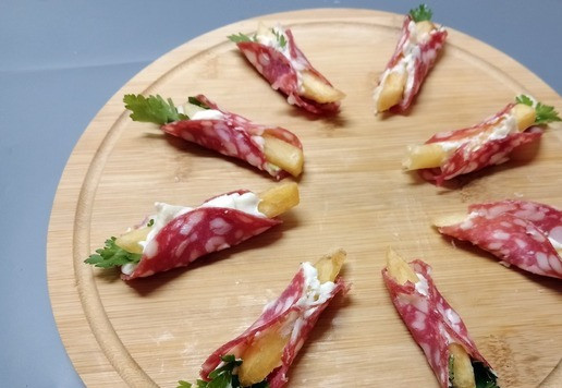 1. Этап. Мини-бутерброды Ассорти: Так сформировать все ломтики колбасы.